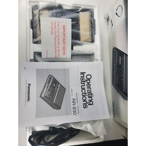 Panasonic RR-930 Microcassette Transcriber With pedal + 9 Philips Mini Cassettes - Picture 2 of 7